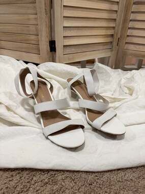 NWOB DREAM PAIRS Victoria White Elastic Strap Chunky Block Heel Sandals Size 11